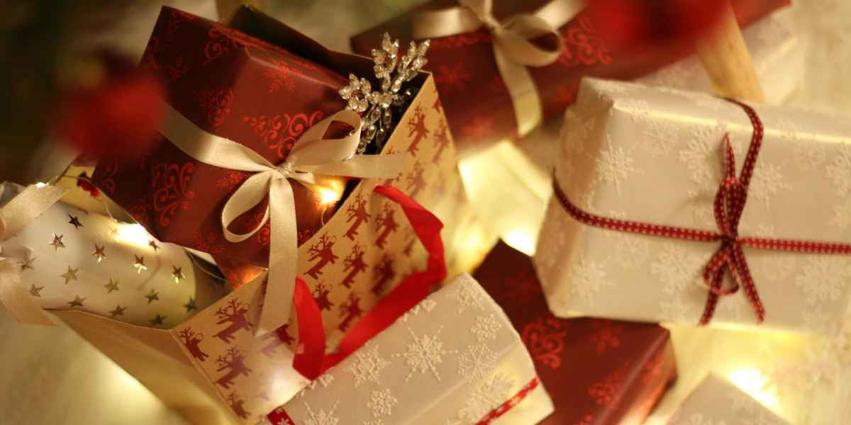 Natale: quando i negozi si vestono di luce e i regali iniziano a parlare